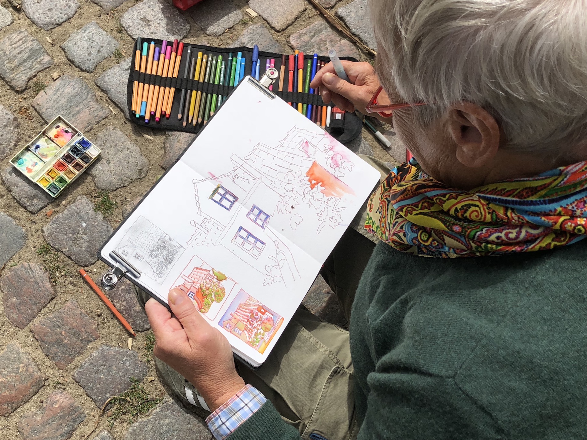 Urban Sketching in Lübeck Ulrike Plötz beim Zeichnen